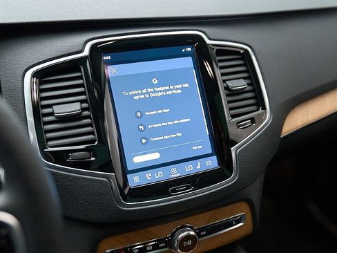 Certified 2025 Volvo XC90 B6 Plus AWD/4WD image 15