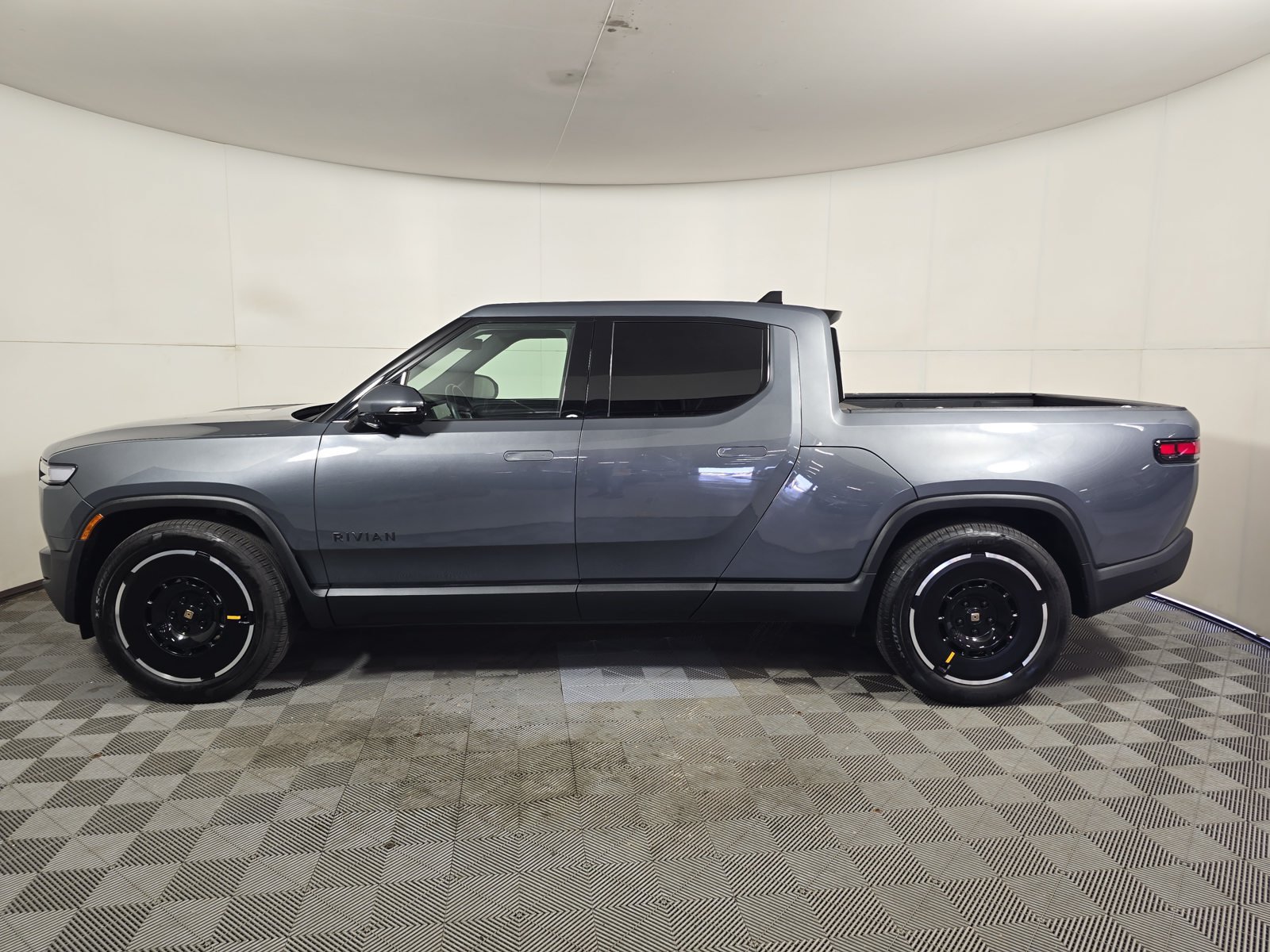 Used 2025 Rivian R1T Adventure Dual AWD/4WD image 2