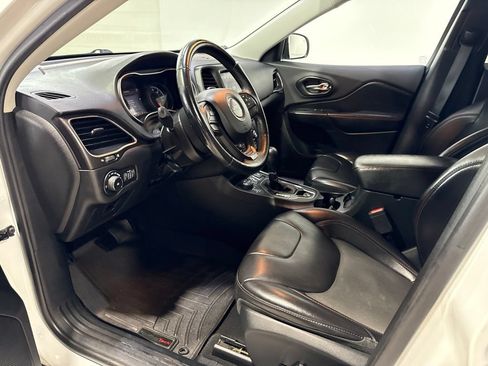 Used 2019 Jeep Cherokee Trailhawk AWD/4WD image 23