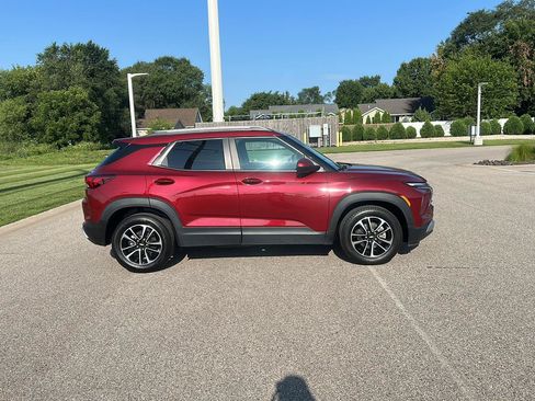 Used 2024 Chevrolet TrailBlazer LT w/ LT Cold Weather Package FWD image 2