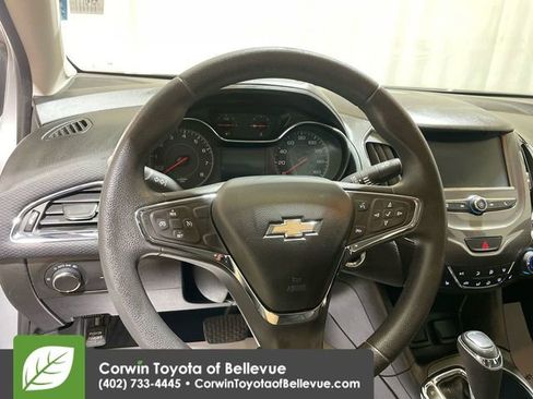 Used 2018 Chevrolet Cruze LT w/ Convenience Package image 11