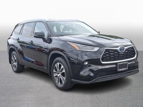 Used 2021 Toyota Highlander XLE AWD/4WD image 3