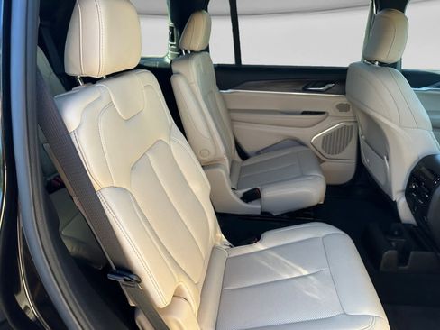Used 2025 Jeep Grand Cherokee L Limited w/ Luxury Tech Group II AWD/4WD image 18