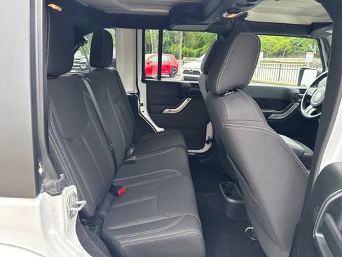 Used 2018 Jeep Wrangler Unlimited Sahara w/ Connectivity Group AWD/4WD image 28