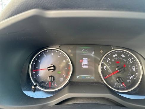 Used 2020 Toyota RAV4 XLE Premium FWD image 15
