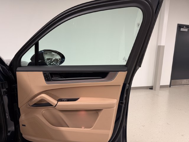 Certified 2026 Porsche Cayenne E-Hybrid AWD/4WD image 39