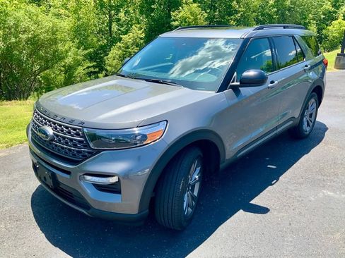 Used 2022 Ford Explorer XLT w/ Equipment Group 202A AWD/4WD image 11