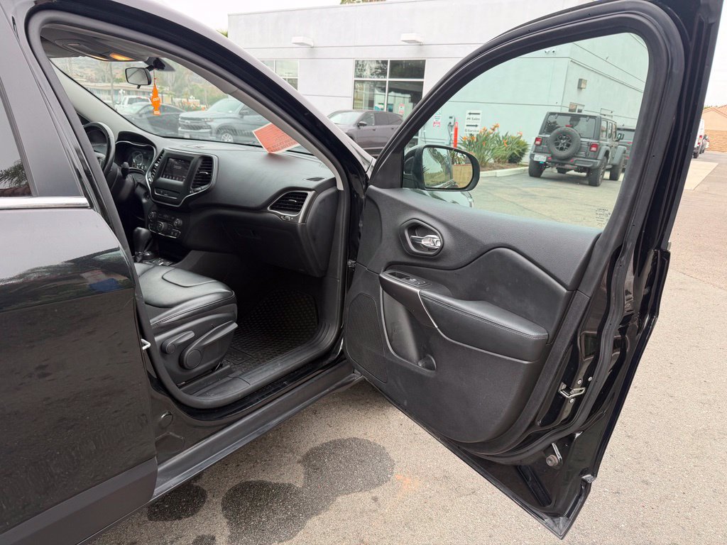 Used 2020 Jeep Cherokee Latitude Plus w/ Cold Weather Group AWD/4WD image 19