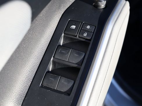 Used 2023 Toyota Highlander L image 25