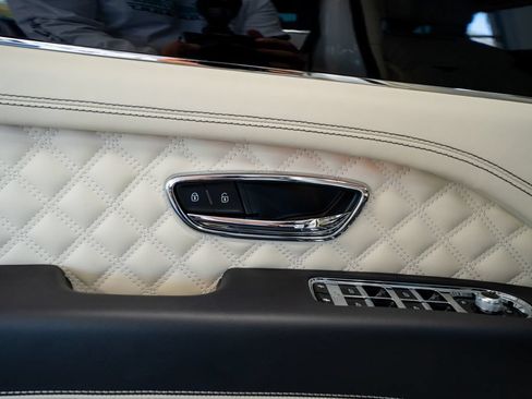 Used 2021 Bentley Bentayga Plug-In Hybrid AWD/4WD image 28