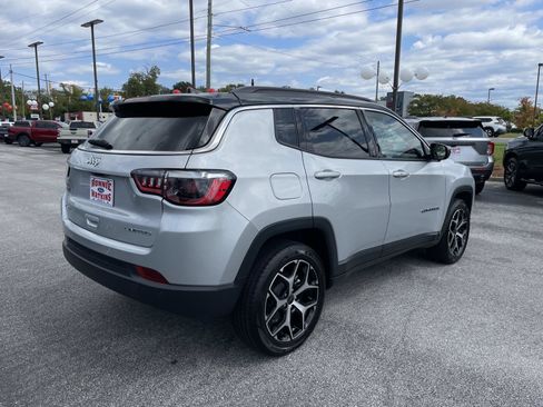 Used 2025 Jeep Compass Limited AWD/4WD image 4