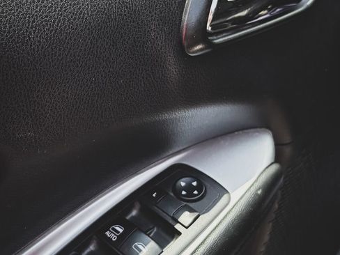 Used 2018 Dodge Journey SE w/ Blacktop Package FWD image 3