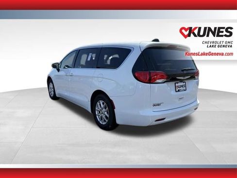 Used 2023 Chrysler Voyager LX FWD image 8