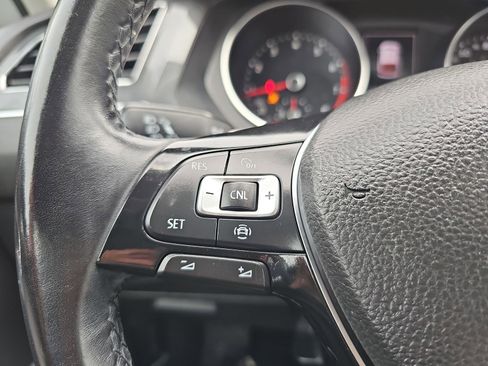 Used 2019 Volkswagen Tiguan SE w/ Panoramic Sunroof Package image 18