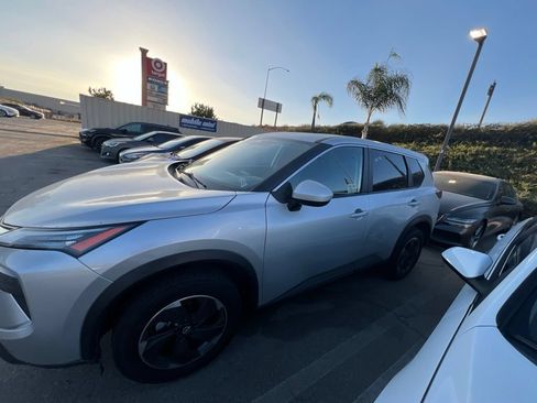 Used 2024 Nissan Rogue SV FWD image 5
