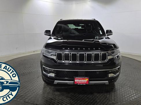 Used 2024 Jeep Wagoneer L Series II w/ Flexible Seating Group AWD/4WD image 2