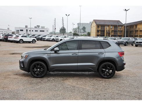 Used 2023 Volkswagen Taos SE w/ Panoramic Sunroof Package FWD image 4