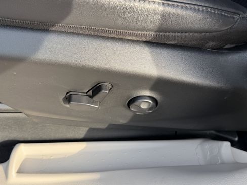 Used 2024 Chrysler Pacifica Touring-L image 13