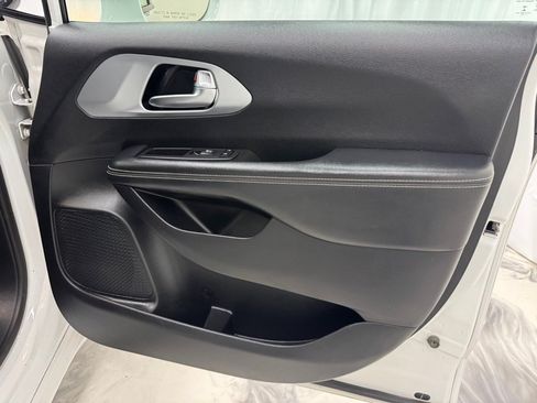 Used 2020 Chrysler Pacifica Touring w/ S Appearance Package FWD image 12