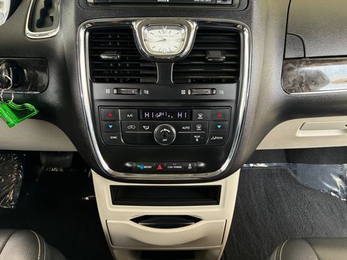 Used 2016 Chrysler Town & Country Touring image 21