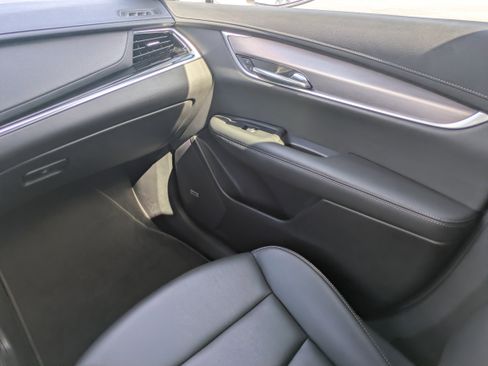 Used 2024 Cadillac XT6 Luxury image 12