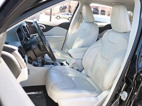 Used 2019 Jeep Cherokee Limited AWD/4WD image 28