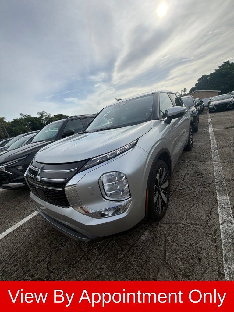 Used 2025 Mitsubishi Outlander SE AWD/4WD image 1