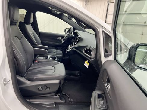 New 2027 Chrysler Pacifica Select AWD/4WD image 22