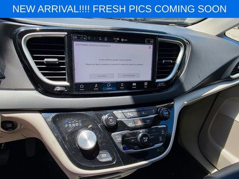 Used 2024 Chrysler Pacifica Touring-L FWD image 11
