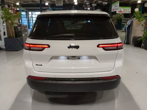 Used 2025 Jeep Grand Cherokee L Altitude image 8