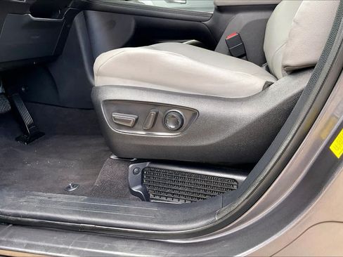 Used 2025 Toyota Sienna XLE FWD image 36
