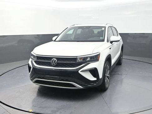 Used 2022 Volkswagen Taos SE AWD/4WD image 2