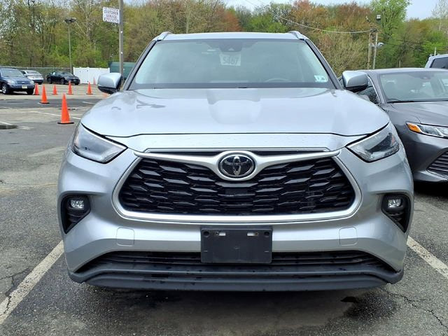 Used 2021 Toyota Highlander XLE AWD/4WD image 2