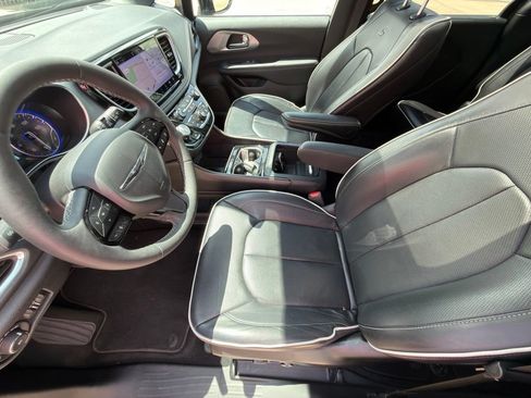 Used 2025 Chrysler Pacifica Limited FWD image 10