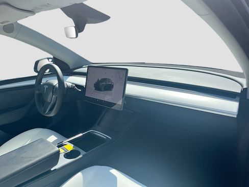 Used 2024 Tesla Model Y Long Range RWD image 29