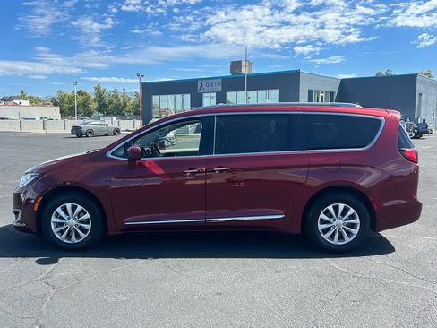 Used 2018 Chrysler Pacifica Touring-L FWD image 6
