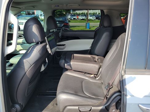 Used 2023 Kia Carnival SX Prestige FWD image 12