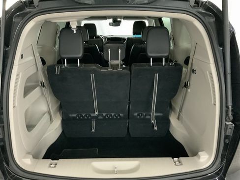 Used 2024 Chrysler Pacifica Touring-L FWD image 7