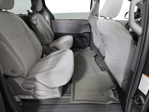 Used 2018 Toyota Sienna LE FWD image 20