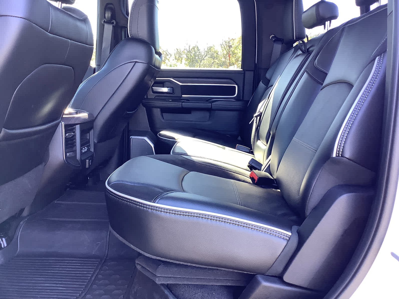 Used 2025 RAM 2500 Laramie AWD/4WD image 11