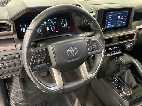 Used 2025 Toyota 4Runner SR5 AWD/4WD image 4