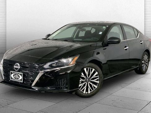 Used 2025 Nissan Altima 2.5 SV FWD image 12