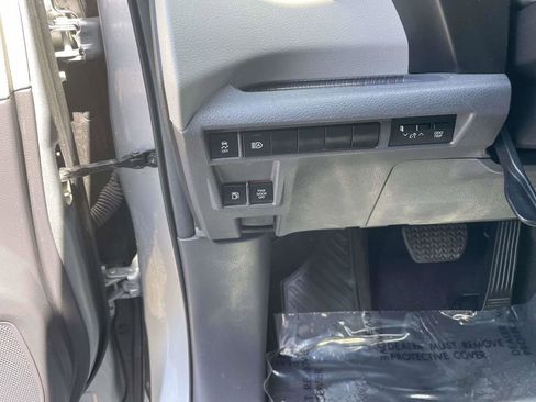 Used 2024 Toyota Sienna XLE FWD image 31