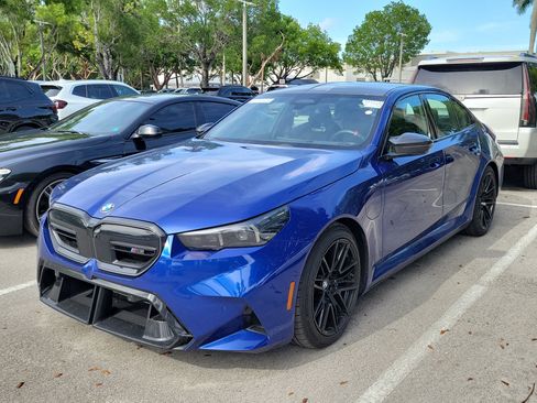 Used 2025 BMW M5 w/ Carbon Package AWD/4WD image 3