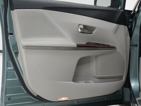 Used 2010 Toyota Venza FWD image 12