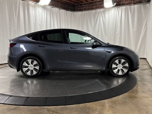 Used 2022 Tesla Model Y Long Range AWD/4WD image 9