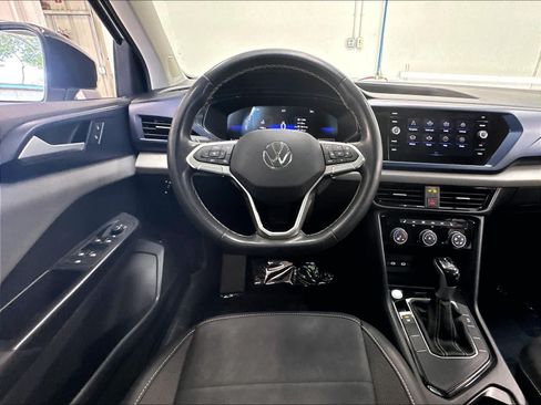 Used 2023 Volkswagen Taos SE w/ Panoramic Sunroof Package FWD image 11
