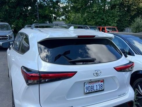Used 2022 Toyota Highlander XLE AWD/4WD image 13