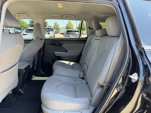 Used 2024 Toyota Highlander LE FWD image 26