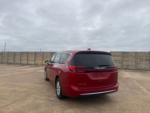 Used 2025 Chrysler Pacifica Select FWD image 16